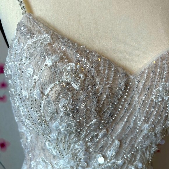 Size 4 Galina Signature/ designer: Vera Wang/ mermaid 🧜‍♀️ wedding dress - Picture 5 of 14